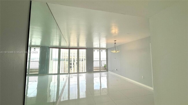 Foto del edificio - 555 NE 15th St
