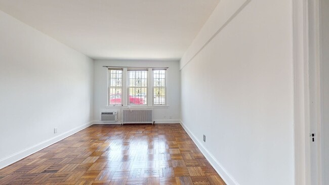 Foto del edificio - MacArthur Park One Bedroom W/Off Street Pa...