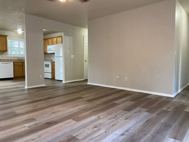 Building Photo - 1013 Deer Trail Ln
