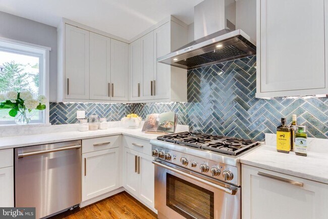 Building Photo - 6702 Melville Pl