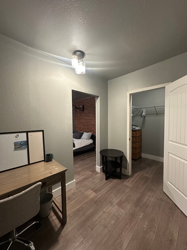 EntryWay/Desk Area - 903 W Linden St