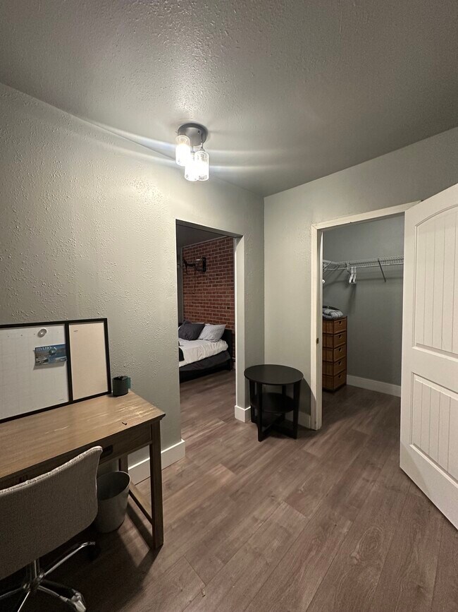 Área de entrada/escritorio - 903 W Linden St