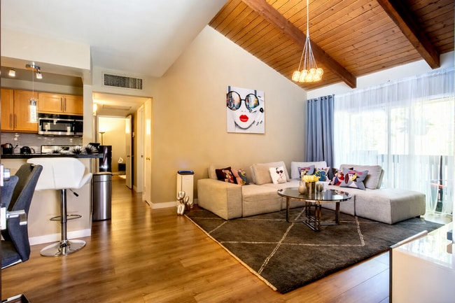 Building Photo - 18350 Hatteras St