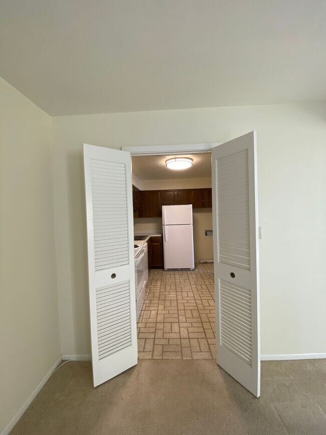 Building Photo - 3 Bedroom Townhome