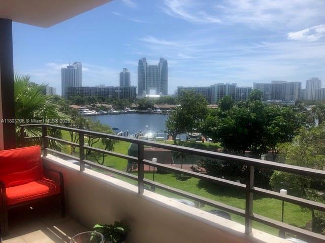 Foto del edificio - 500 Three Islands Boulevard