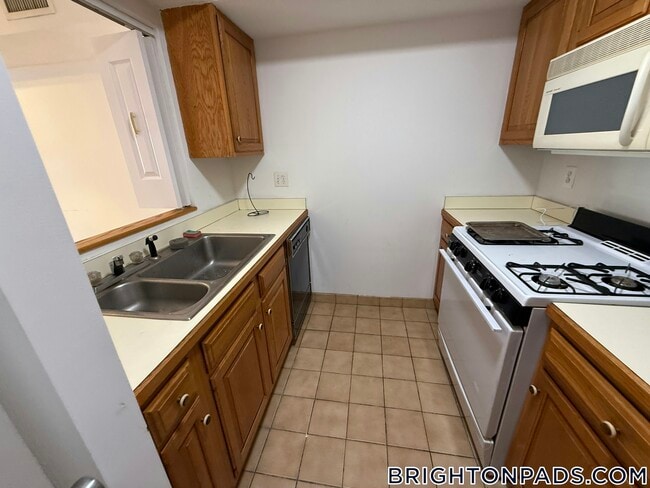 Building Photo - 147 Kelton St