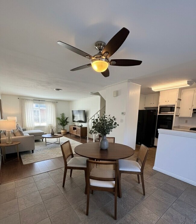Building Photo - Spacious 3 bedroom 2 bath townhome with 2 ...
