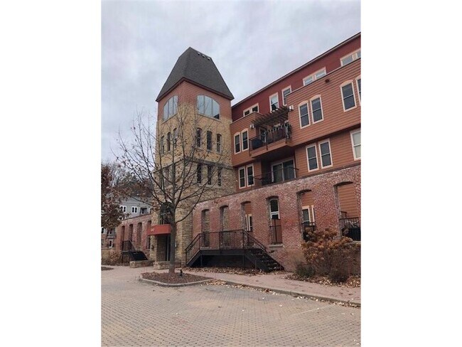 Building Photo - 640 Main St N