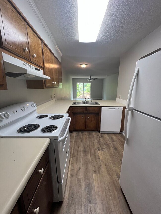 Building Photo - Lovely 2BD/2B Duplex Close to Moody AFB & ...