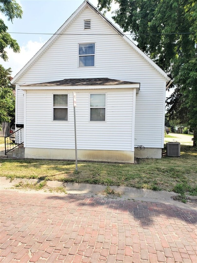 Building Photo - Cozy 3 bed 1 bath house Available