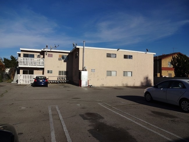 Foto del edificio - 9325 Sylmar Ave