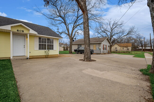 Building Photo - 608 Uland St