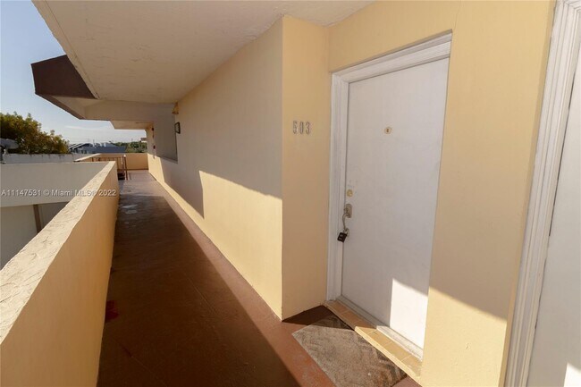Building Photo - 8870 Fontainebleau Blvd