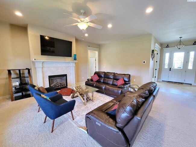 Foto del edificio - Large South Richland 4 Bed/3 Bath Home