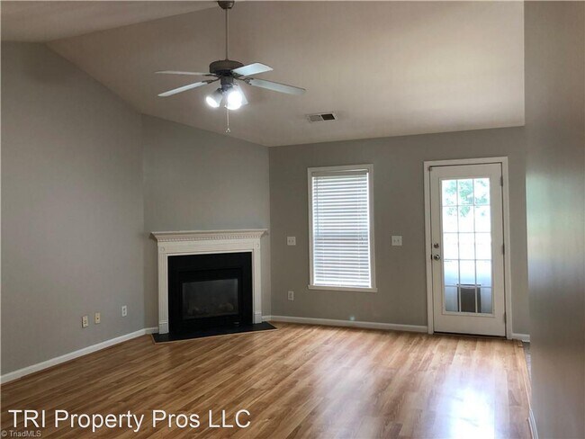 Foto del edificio - 3 br, 2 bath House - 614 3 Oaks Drive