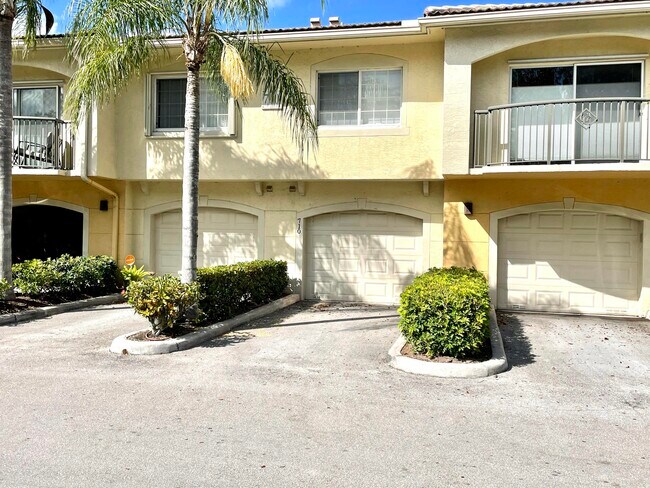Foto del edificio - 700 Crestwood Ct S