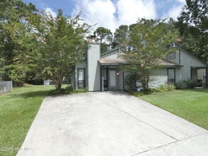Building Photo - 207 Village Dr