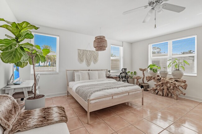 DORMITORIO - 5001 Collins Ave