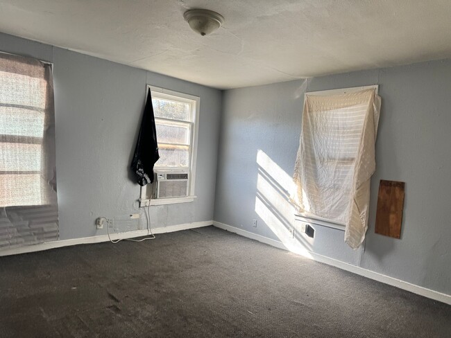 Building Photo - 1 Bedroom duplex close to Mansfield Rd...