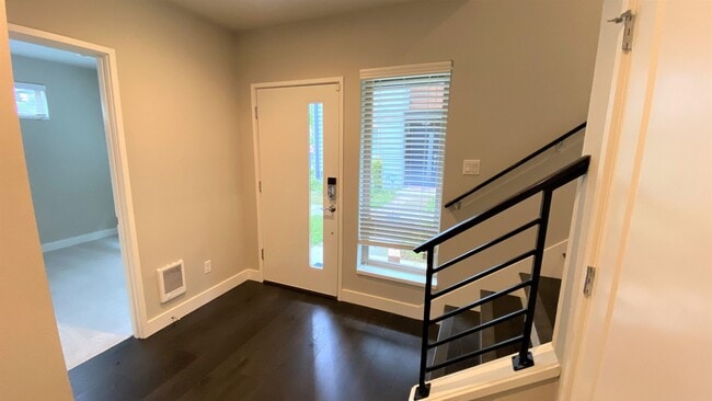 Foto del edificio - Modern 4BR Townhome in Prime Bellevue | AC | Bellevue Schools | Minutes to Microsoft
