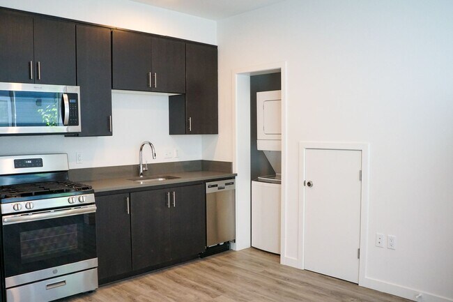 Foto del edificio - Modern & Sleek One-Bedroom Townhouse Ready...