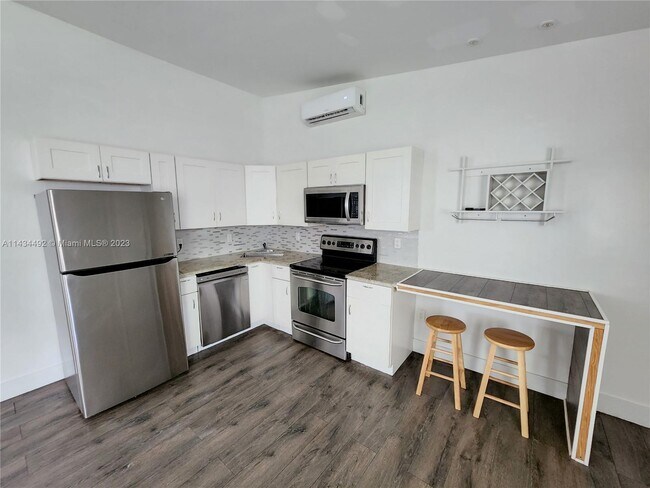 Foto del edificio - 1330 NE 133rd St