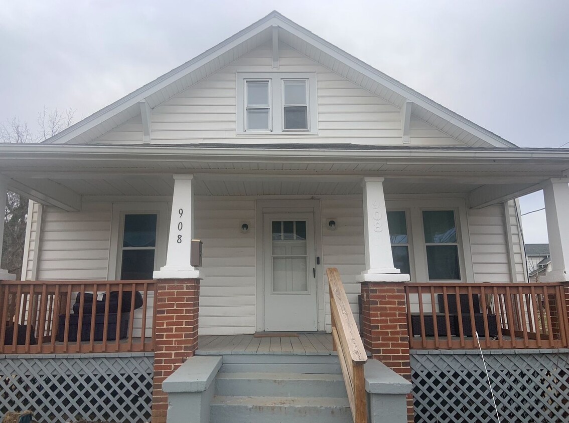 Foto principal - Spacious 3BR House in NW Roanoke