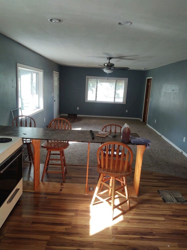 Building Photo - Adorable Home in Cadillac on Clam Lake Gre...