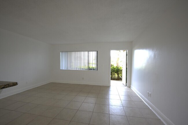 Building Photo - 1604 Meadows Cir W