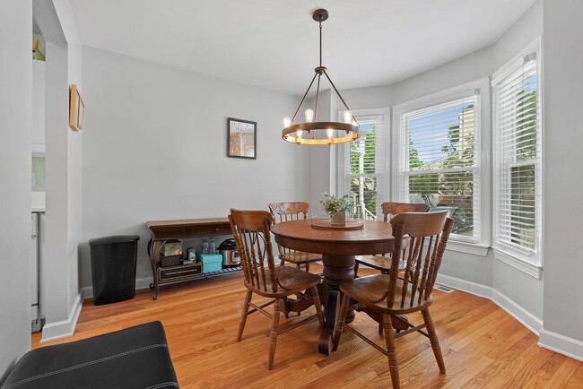 Foto del edificio - Charming 2-bedroom, 2.5-bathroom Townhouse...