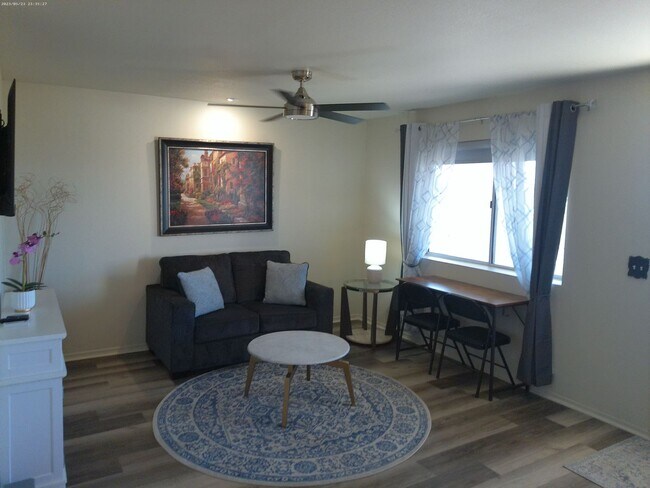 Building Photo - Beautifully designed short-term rental Or Long-Term offering comfort, style, and convenience