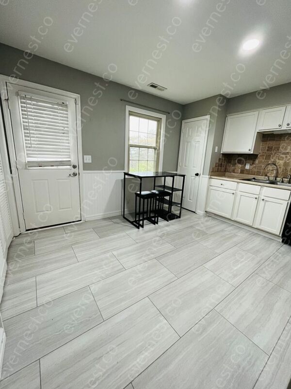Building Photo - 719 Fox Ridge Dr