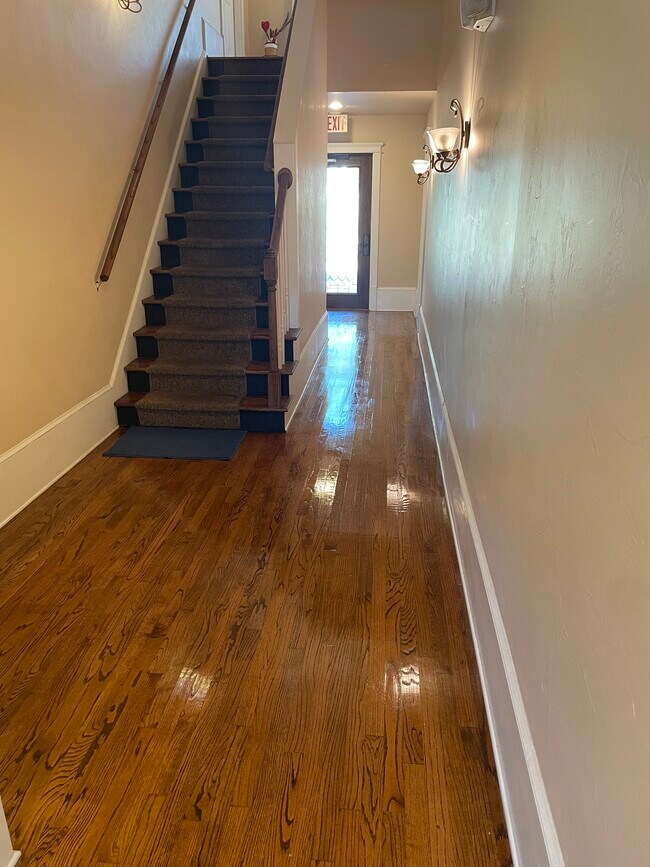 Camino de entrada - 411 N Madison St