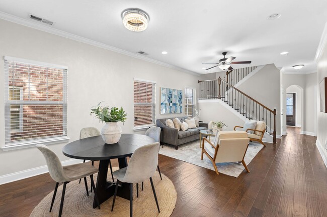 Building Photo - 2 Bed, 3 Bath Home w/ 2 Car Garage