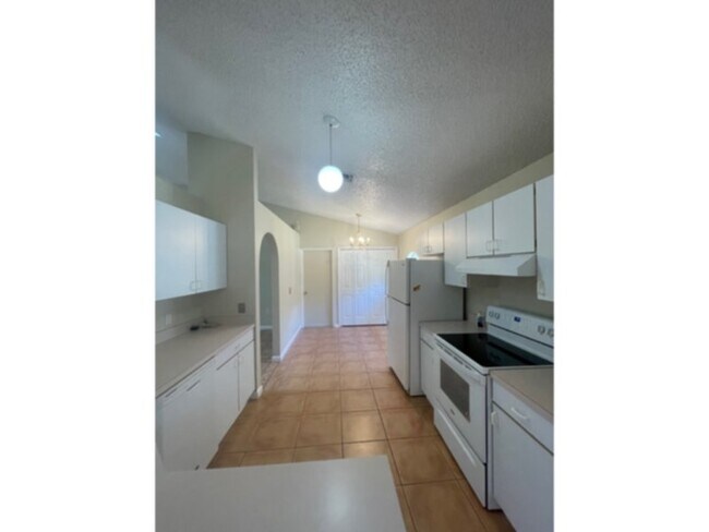 Foto del edificio - 4 Bedroom with Family Room, Split Bed Plan, &amp; Lawn Care Included!