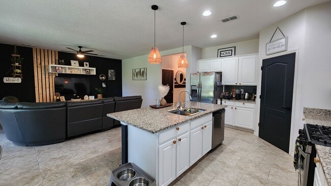 Building Photo - FOR RENT!!! SIMPLY STUNNING  3 BEDROOM 2 B...