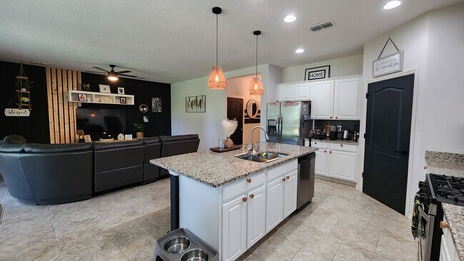Foto del edificio - FOR RENT!!! SIMPLY STUNNING  3 BEDROOM 2 B...