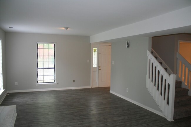 Building Photo - 11619 Park Rd