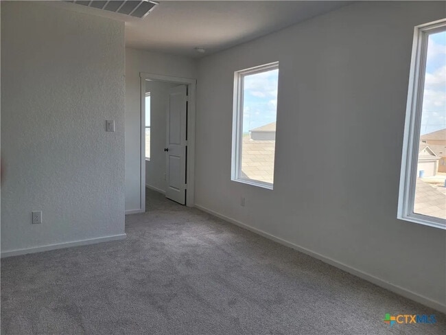 Foto del edificio - Room in House on Noir Ln