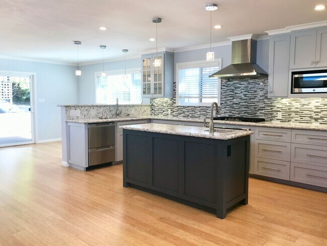 Foto del edificio - Stunning Remodeled Linda Mar Rancher - Min...