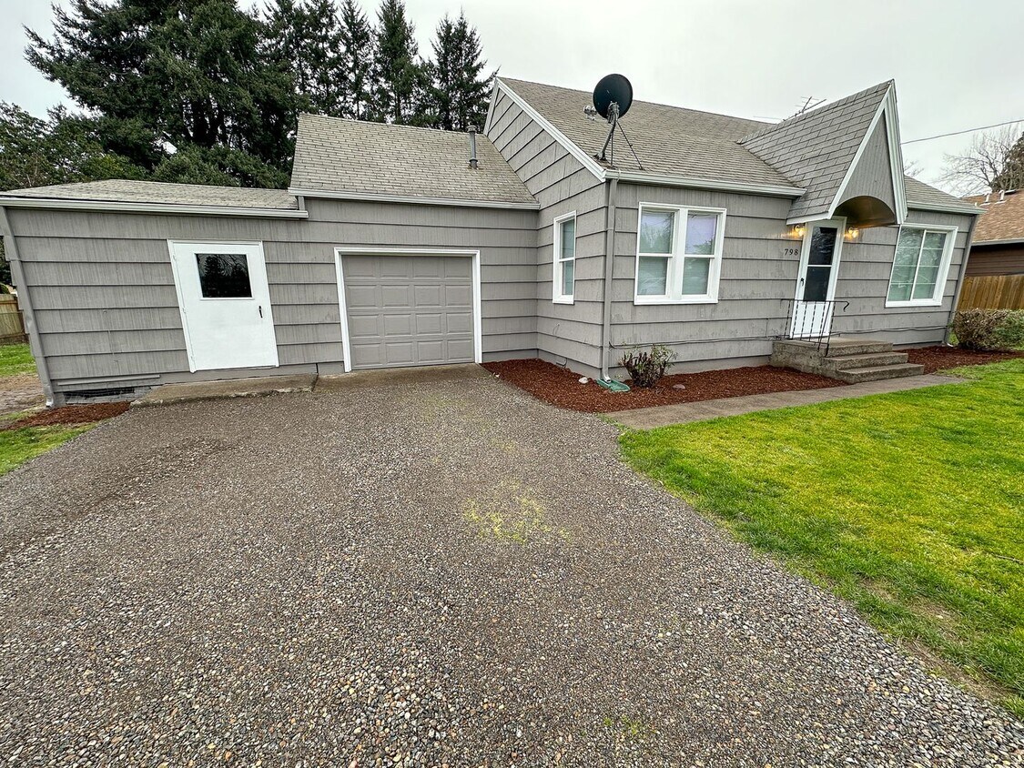 Foto principal - Updated Keizer Home with Spacious Grass Ya...