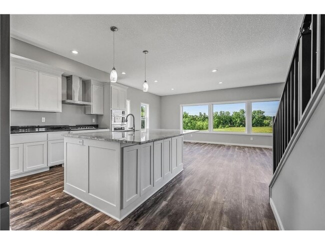 Building Photo - Rare 3 bed 4 bath no upgrade left out! 2 full kitchens, great views, dont miss out!