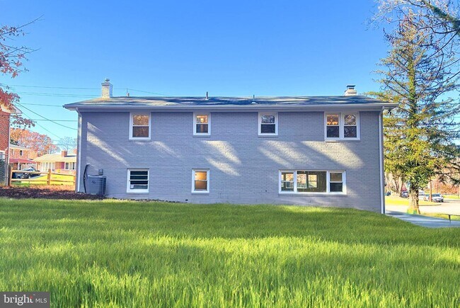 Building Photo - 9100 Pinehurst Dr