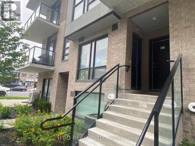 Photo du bâtiment - 851-851 Sheppard Ave W