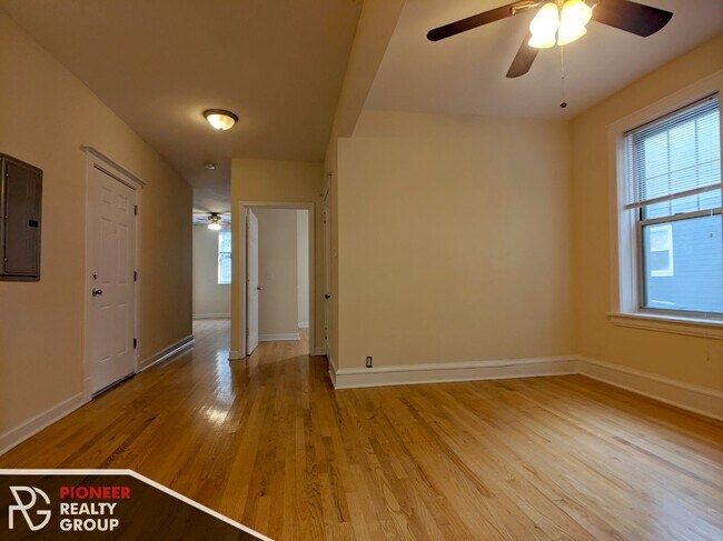 Building Photo - 1615 W Berteau Ave
