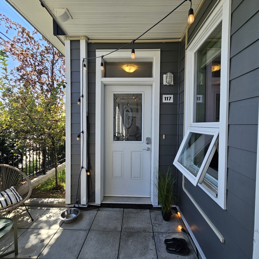 Primary Photo - 1315 Esquimalt Rd
