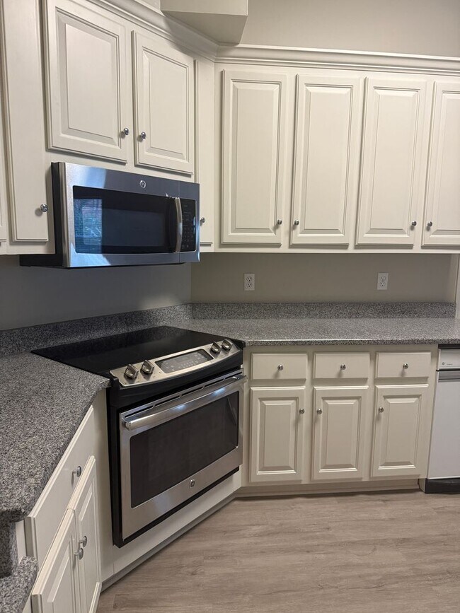 Foto del edificio - 3 Bedroom, 2 Bathroom - Florence, AL * Forest Hills Community *
