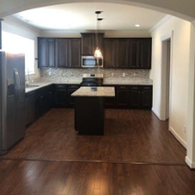 Foto del edificio - Spacious Four Bedroom Available July 3