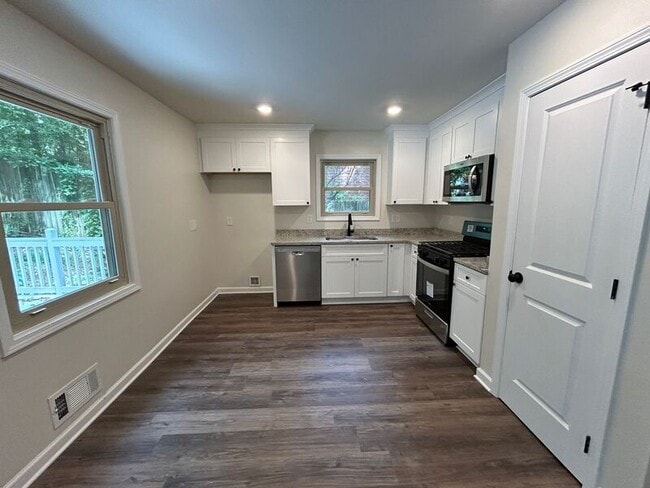 Building Photo - 365 Vineyard Dr NW