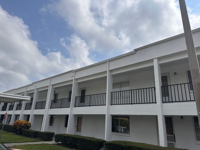 AVAILABLE NOW! 55+ Community at Marilyn Pi... - AVAILABLE NOW! 55+ Community at Marilyn Pi... Apartment